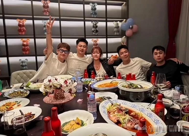巴扎黑醉酒诉苦“我没有家了”，抱怨女方不顾家！

              王
