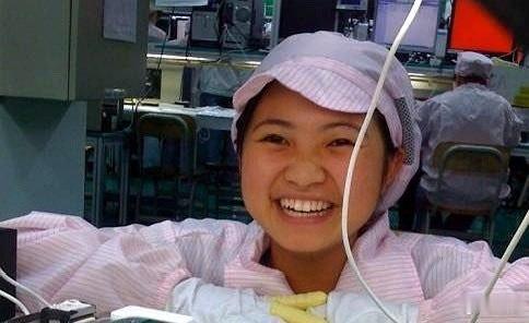 她就是2008年著名的iPhone Girl。深圳富士康工厂里，一名来自贵州的年