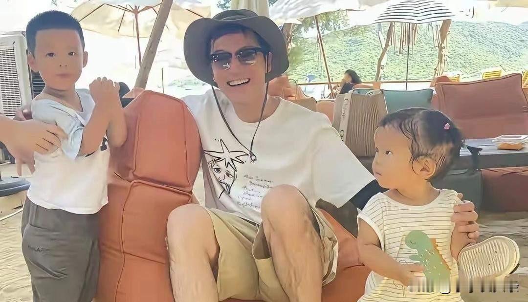 胡歌现在最知足的日子，
真不是拍戏赚钱，
也不是平常的夫妻相伴，
简简单单陪着三