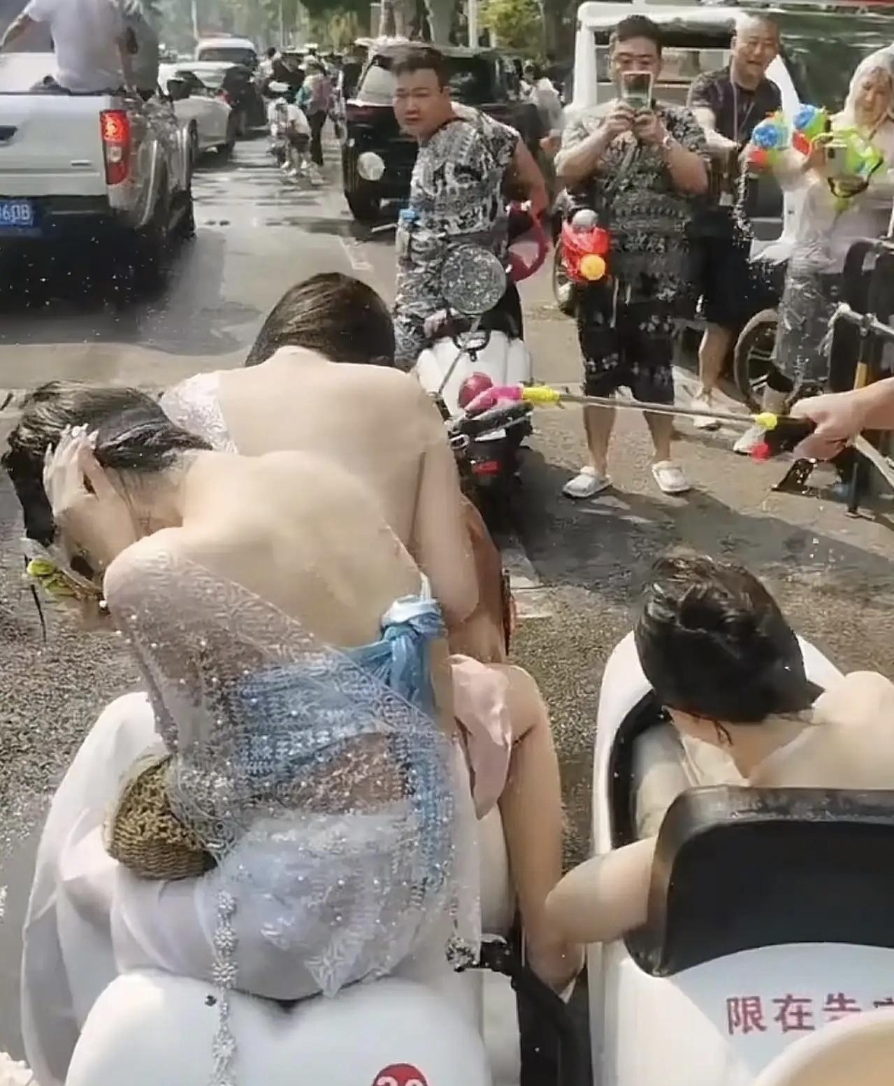 泼水节变“泼祸节”？高压水枪围攻车辆，这哪是祝福，分明是耍流氓！

今年的云南泼