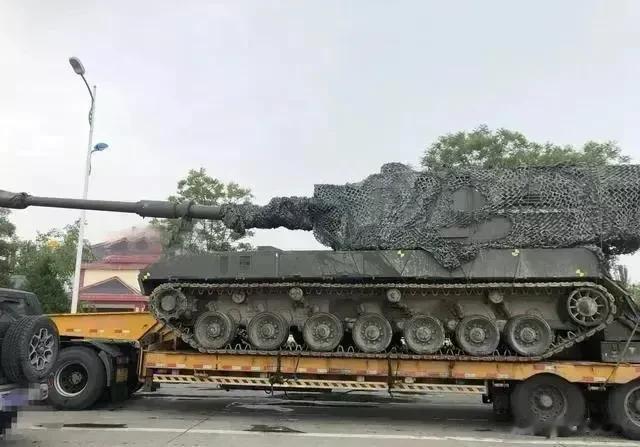 中国下一代新型坦克疑似曝光，采用7对负重轮。
在一次的中国兵器工业集团推出新型底