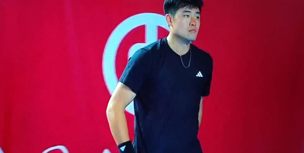 ATP250香港网球公开赛第一轮，吴易昺6:4、6:2两盘战胜了匈牙利选手马洛桑
