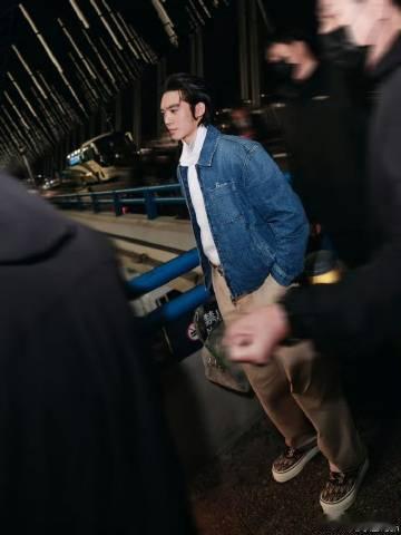 于适素颜时装周出发图 家人们快看！于适素颜出发去巴黎时装周，这颜值和状态简直无敌