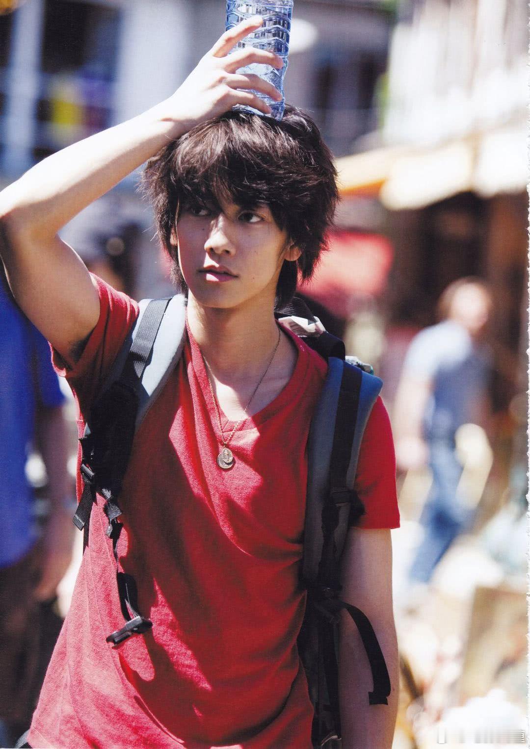佐藤健好帅佐藤健饰演过《四月女友》《工作细胞》《浪客剑心》，被中国观众熟知，这次