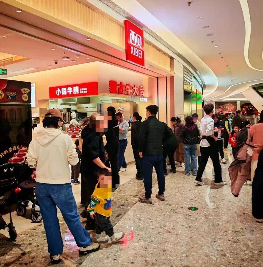 有些人说西贝又开始排队了，在我个人看来，这很正常。
如果你出门带着孩子吃饭，你的