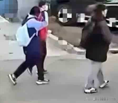 校外搜零食，校内卖零食！谁在操控孩子的消费权？为学生好”的旗号下，藏着一门不能说