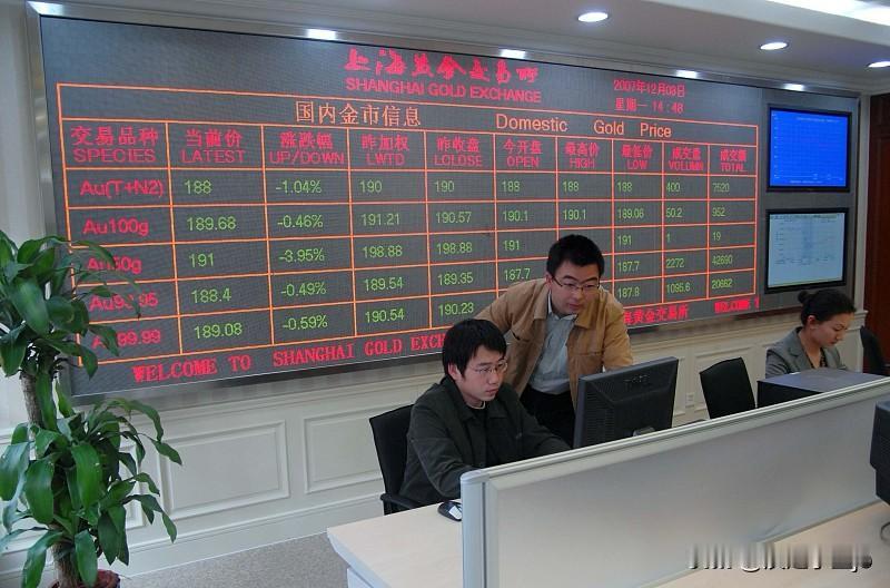 8月24日，上海黄金交易所黄金T+D晚盘开盘上涨0.62%，报价为1006.0元