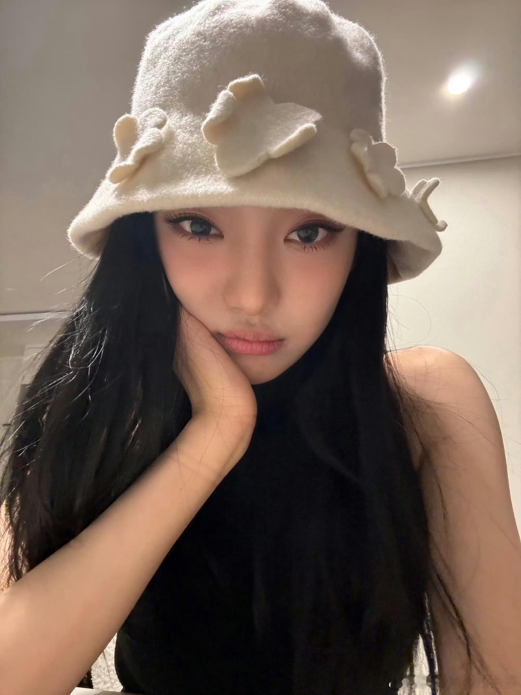 #宁艺卓晒了范思哲时装周邀请函#宁宁这个大眼睛越看越漂亮，怎么会有人没有大双眼皮