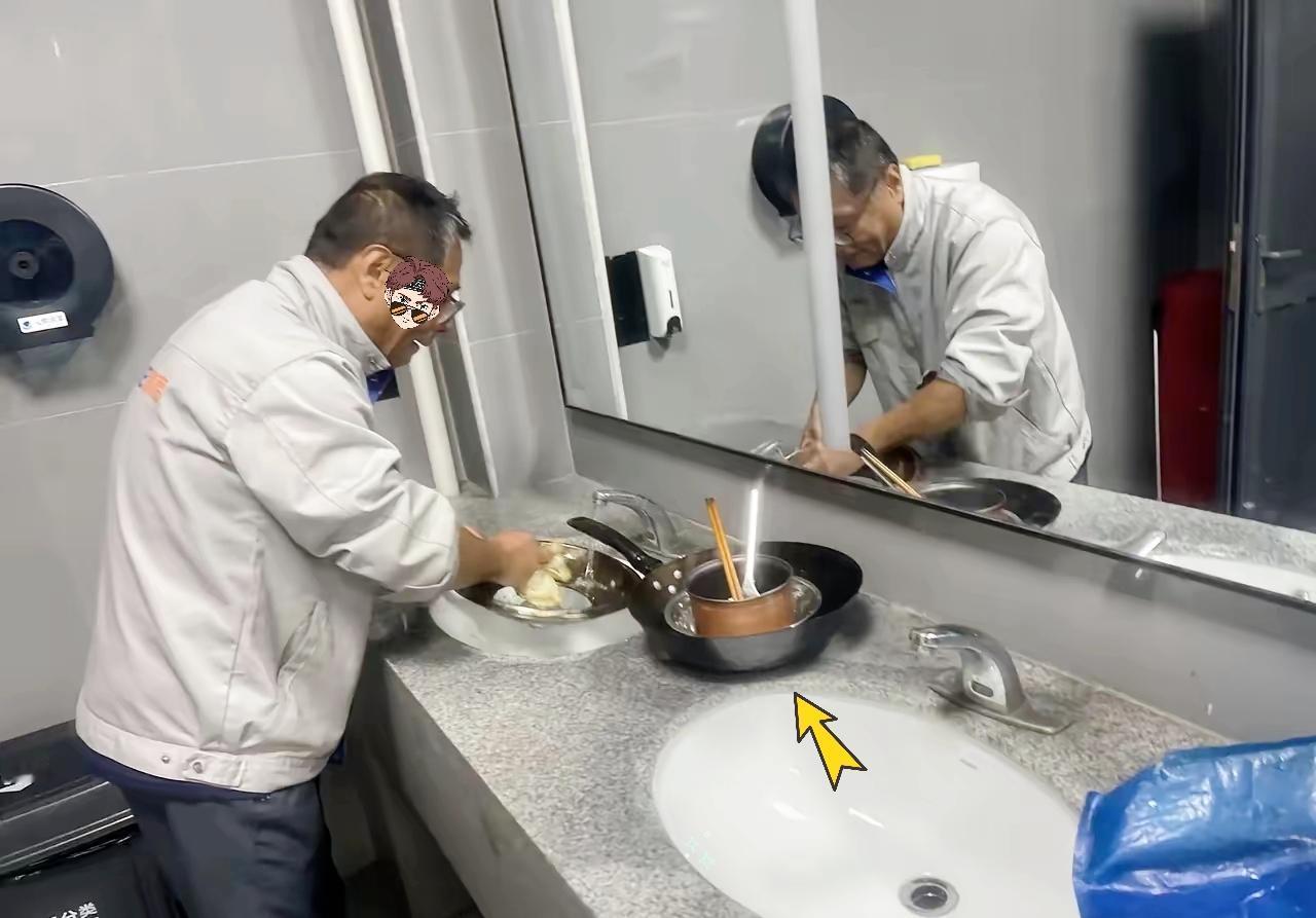 真服了！山西恒山免费停车场里，竟有人把游客卫生间当自家厨房！一大哥拎着锅碗瓢盆进