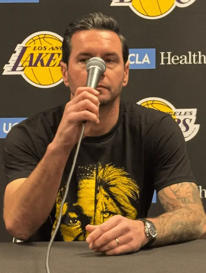 雷迪克穿着一件定制版艾顿T恤亮相。T恤正面将艾顿的面容与雄狮形象融合设计。雷迪克