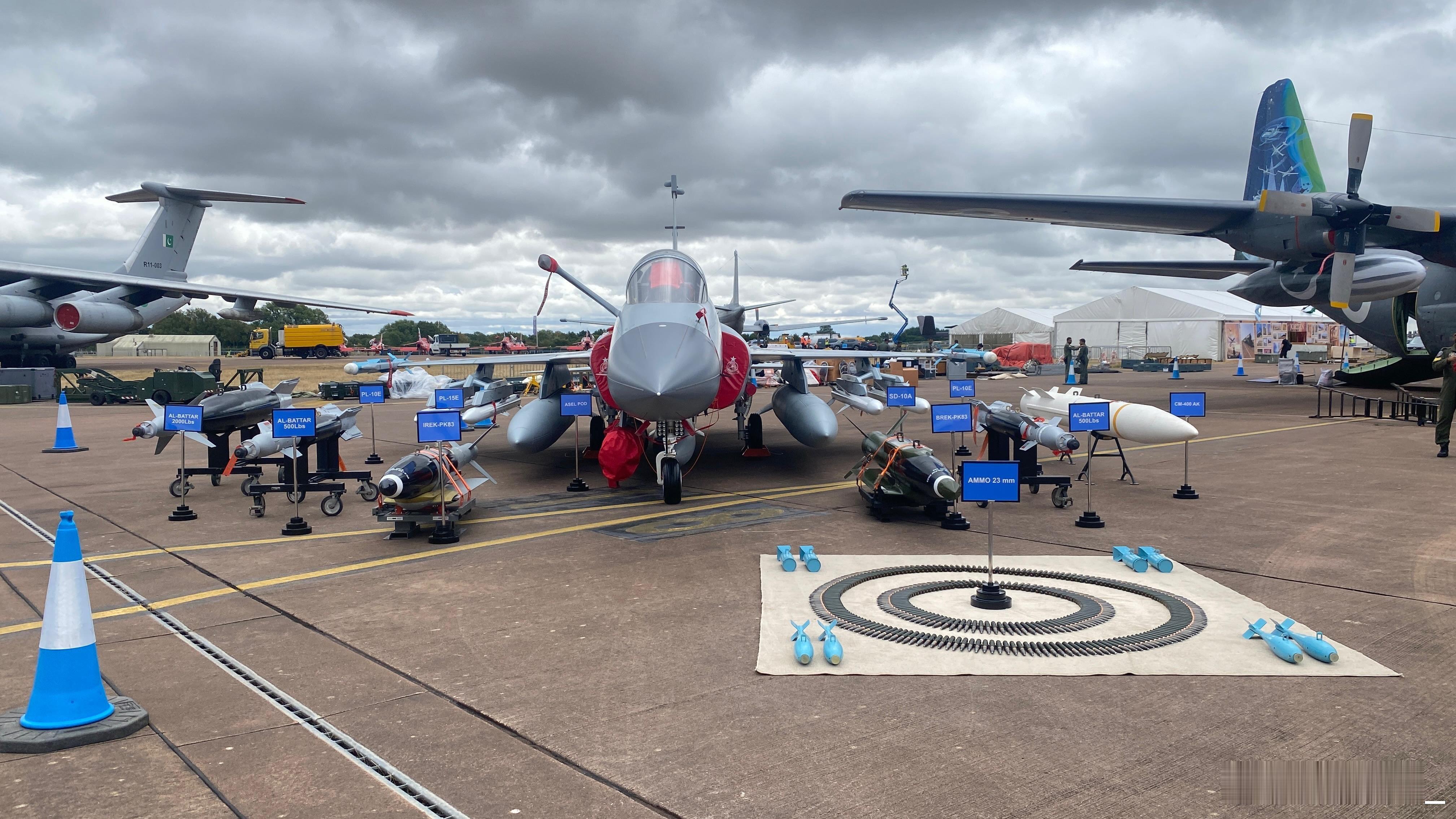 JF-17C 枭龙-3型战斗机在英国 RIAT 2025 上展示了其完整的全域武