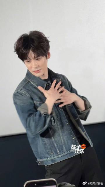 魏哲鸣老实人豁出去了老实人营业就魏哲鸣这样 谁懂魏哲鸣在追剧团现场的可爱啊！真的