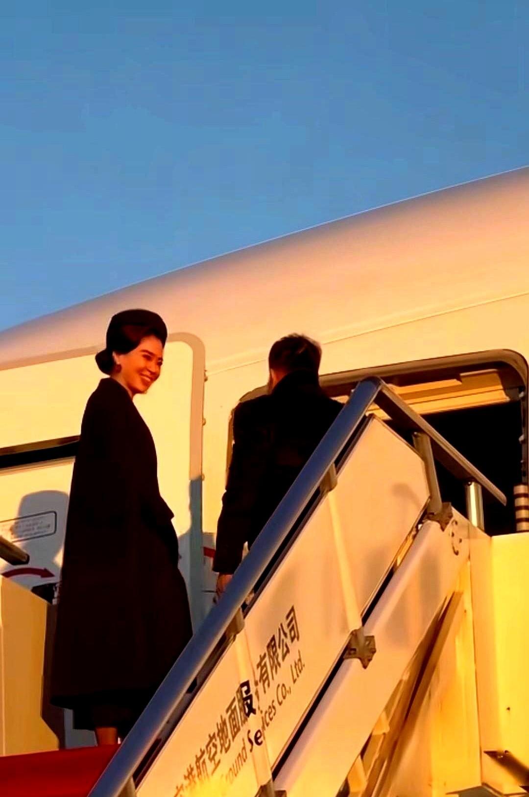 泰国王后苏提达这波“旗袍外交”直接封神，一件衣服穿两次引爆全网。

这可不是图省