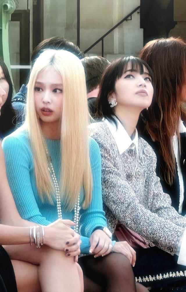 Jennie小松菜奈巴黎时装周同框两个美美的小女孩~[春游家族]#Jennie小
