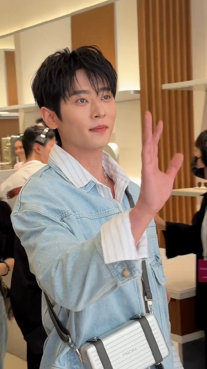 丞磊活动状态 丞磊清爽牛仔look 丞磊活动状态，丞磊清爽牛仔look，谁懂这个