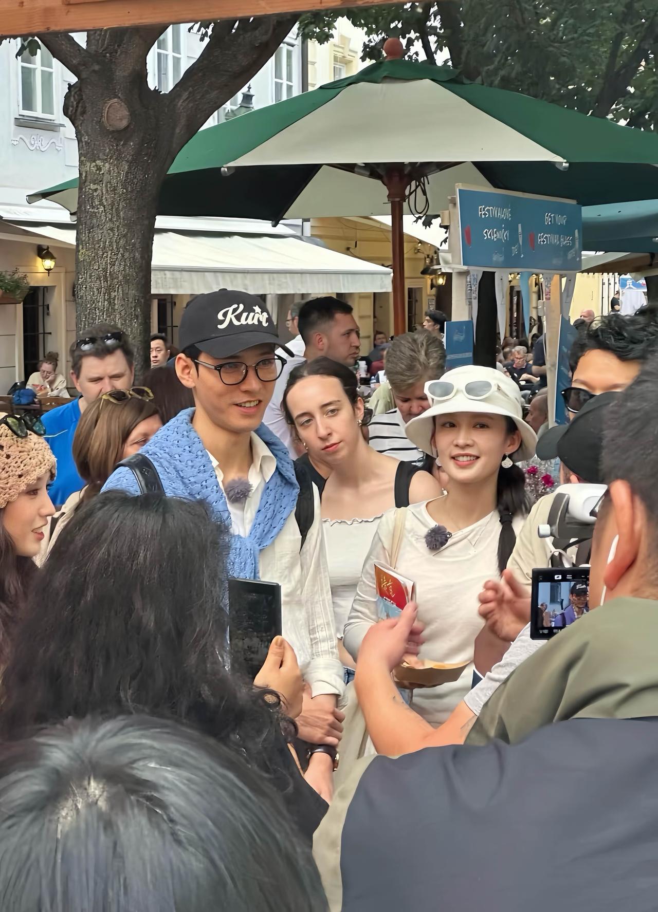 近日，花少7在捷克录制被网友偶遇的画面，路人视角下，也这么好看啊！

马思纯、李