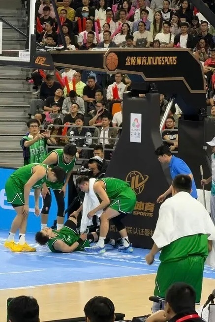 赵继伟谈伤情：“积劳成疾导致身体不适，有些拉伤好在不是断裂。辽宁队配备了一个体能