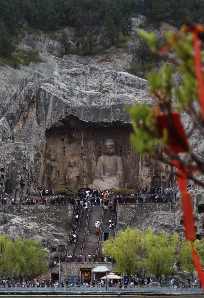 亲眼见龙门，才懂何为震撼！伊河汤汤，峭壁巍巍。龙门石窟绵延千米崖壁，2345个窟