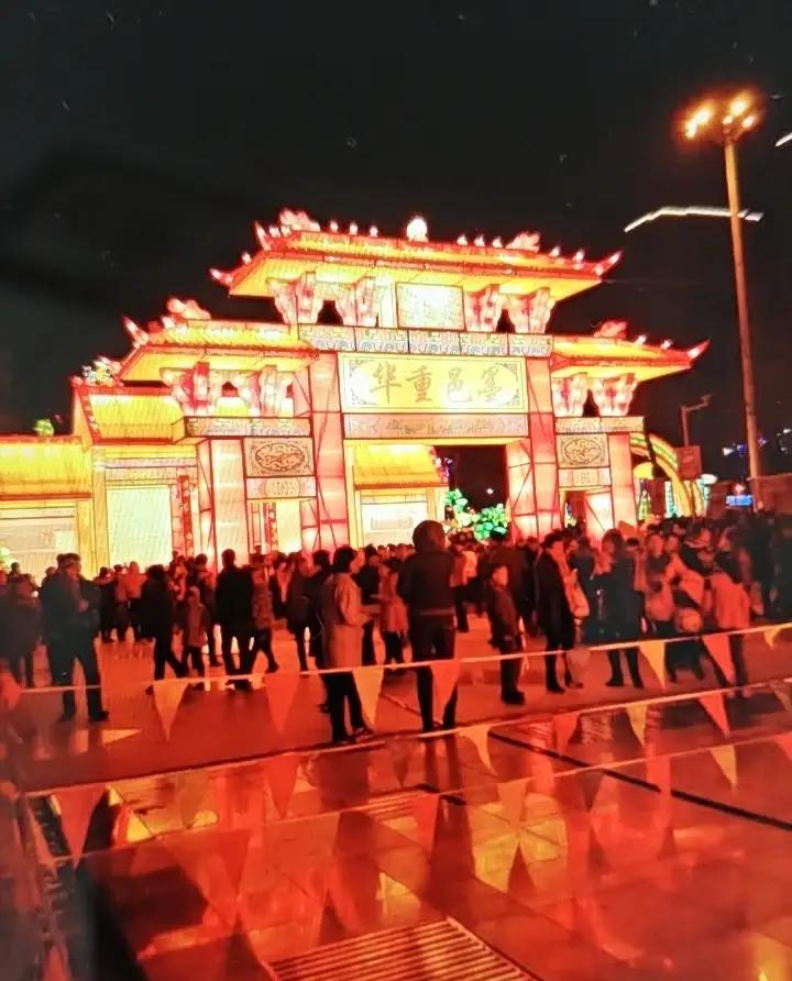 不知道大家有没有印象，以前的即墨灯展在墨河公园，那个时候是免费的，人气很旺，而且