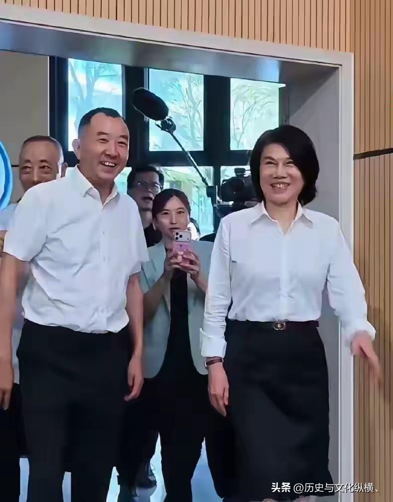 感到陈行甲与董明珠在一起，笑的是真开心的。都是想办实事的人，一个为官一任造福一方