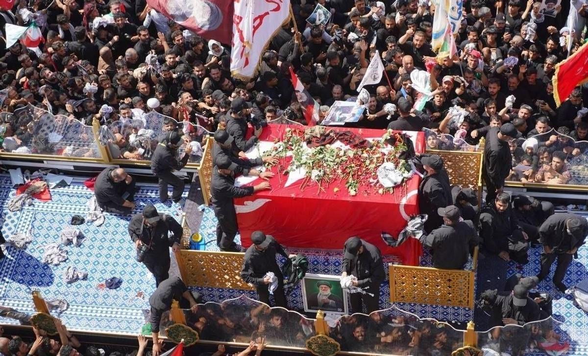 你以为哈梅内伊灵柩过境时，民众漫天扔纱巾是凑热闹？错了，说白了，这就是官方和信众