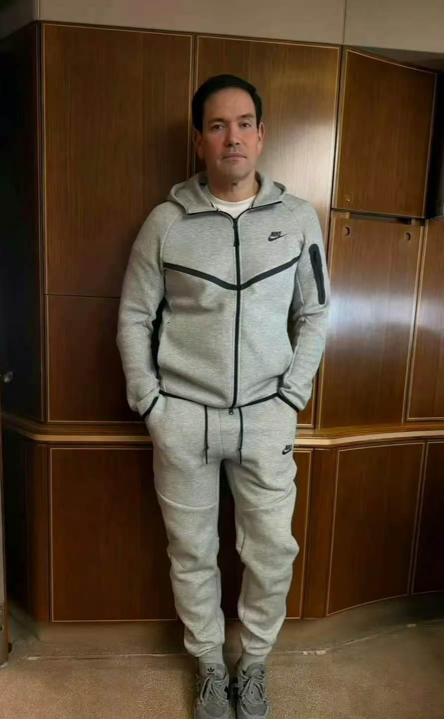 卢比奥还是跟着特朗普来中国了，唯一让大家看不懂的是他为什么穿委内瑞拉总统马杜罗被