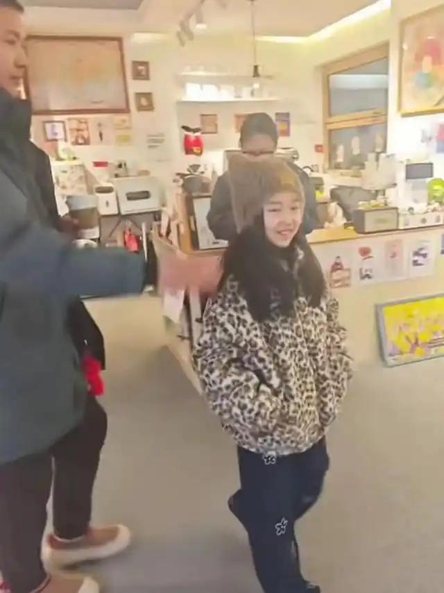 酒窝到天津找亲爸，高云翔带妻子陪女儿逛街，玩游戏输了当众跳舞