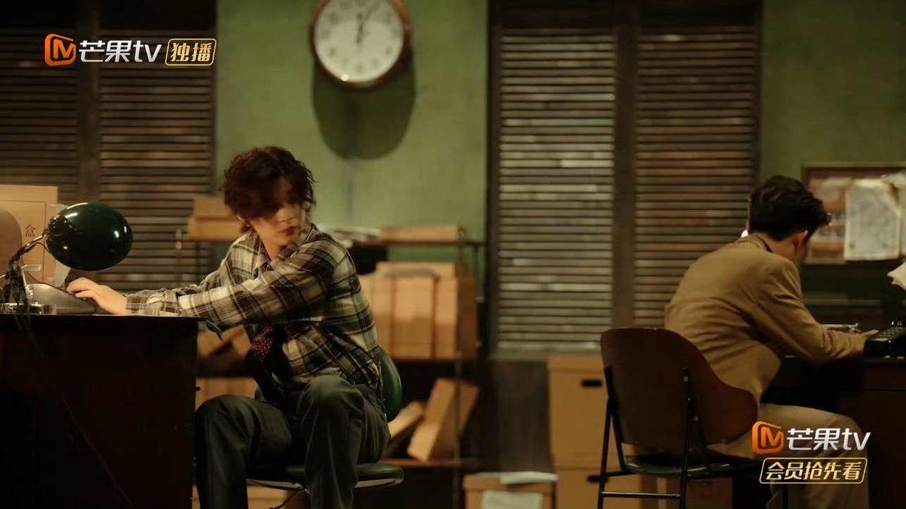 #王铮亮找自己一镜到底开场#王铮亮《找自己》舞台绝了，一镜到底开场，他饰演的平凡