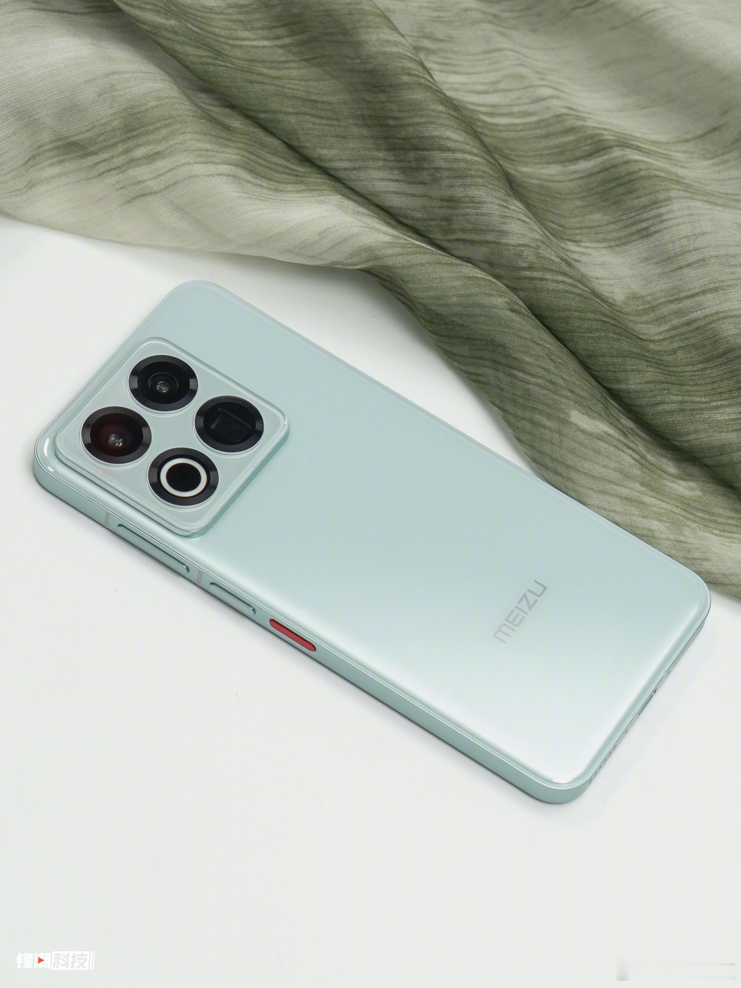 采撷月华之白为骨，凝取雨霁之青为韵——魅族22 月白天青。 ​​​