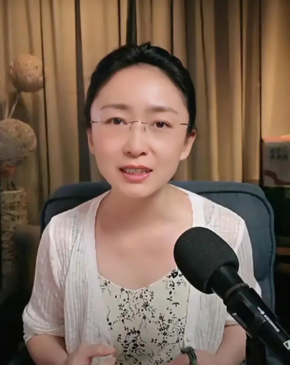 吃瓜盟主是个草包，她的粉丝也是个草包，她的火爆，恰恰说明，互联网没有门槛，话语权