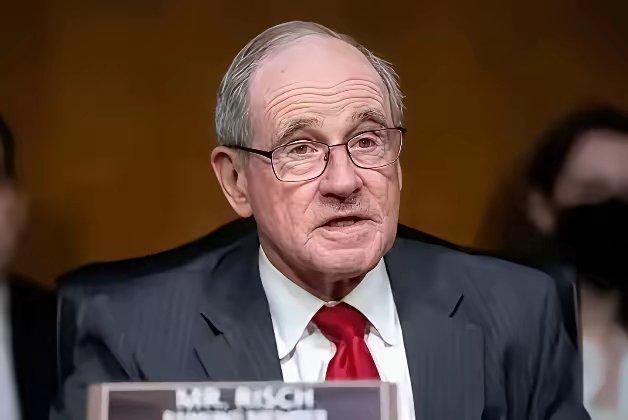 美国共和党籍参议员吉姆·里施12月28日对美国媒体说：“我个人认为斩杀线在美国确