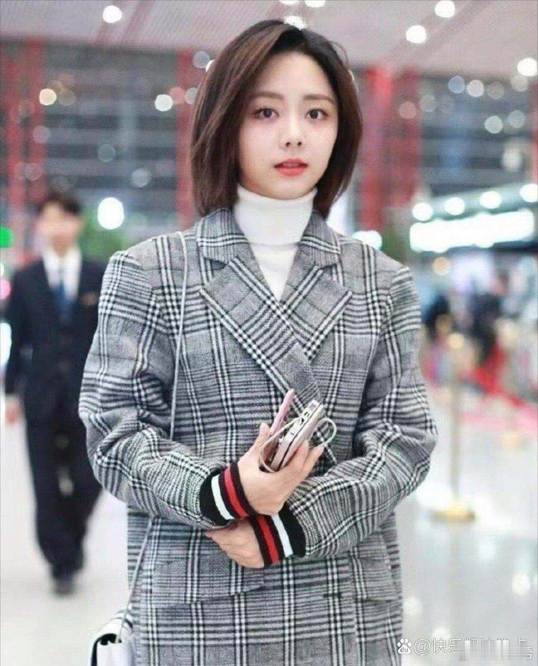 感觉谭松韵还是适合长卷发，现在年纪大了，不适合短发了！ 
