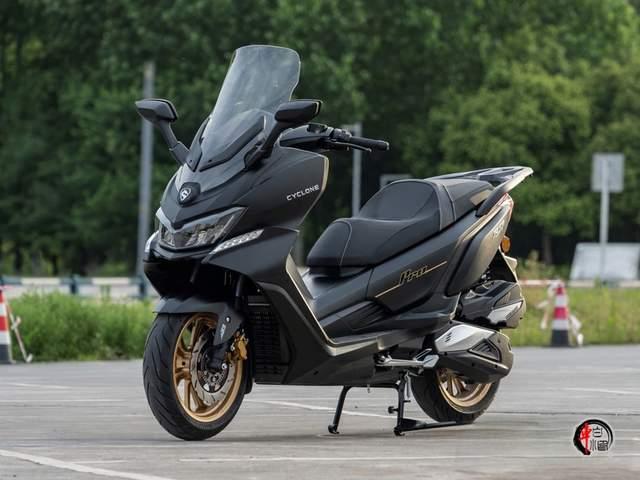 2025款赛科龙RT3智慧版售价18999元，主要升级包括77GHz毫米波雷达、