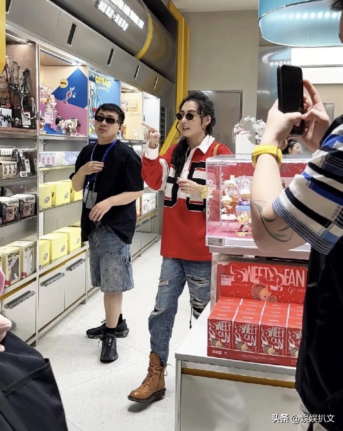 张柏芝绝对是娱乐圈明星中最出挑的存在，明明已是46岁的年纪，皮肤依旧紧致，打扮时