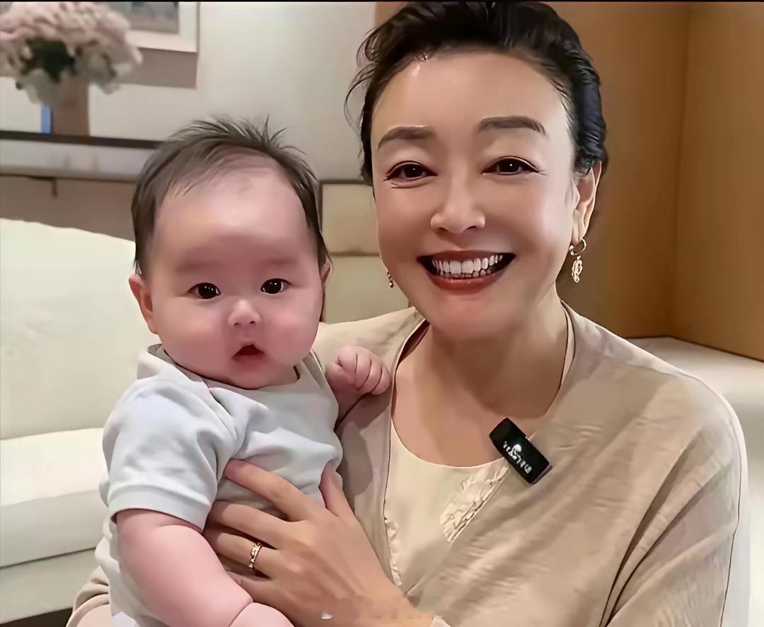 张兰这回是真被小孙子拿捏了。马筱梅直播吐槽说，娃送去奶奶家一趟直接黑了一圈，一问