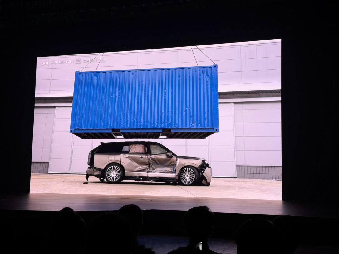 小鹏gx刚刚发布了被动安全五重桩连环测试，可着一台车使劲造，720度撞了一遍，还