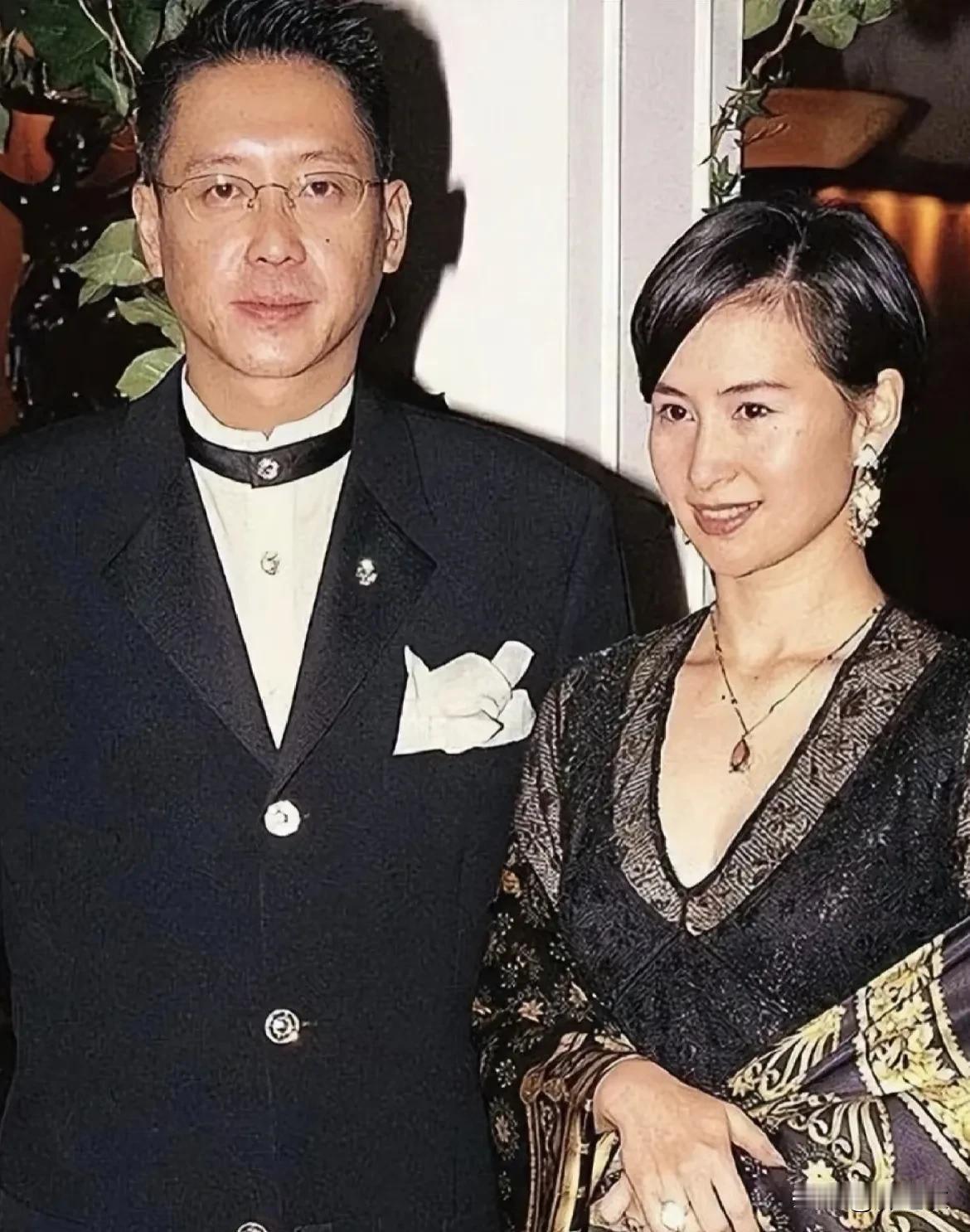 就李嘉欣的表现，足以说明许晋亨曾经是爱过何超琼的，不管是真爱还是别的，至少他一直