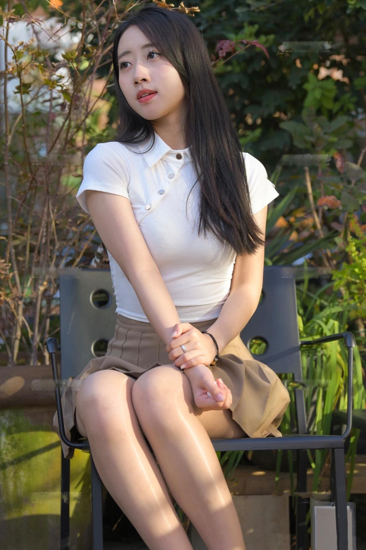 五官清纯的女生，配上简约时尚的穿搭，那魅力简直直线上升。就像白色半袖配浅灰色短裙