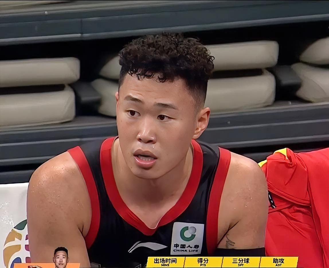 不出意外的话！！！
本赛季常规赛MVP应该是在这两位当中产生！！！
 
贺希宁，