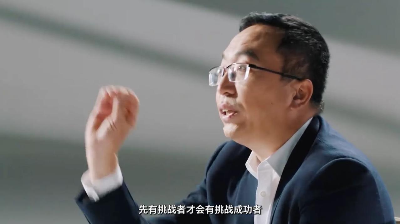 荣耀CEO赵明今天首次在个人账号上回应近期讨论非常热烈的“蹭苹果”问题，首先他肯
