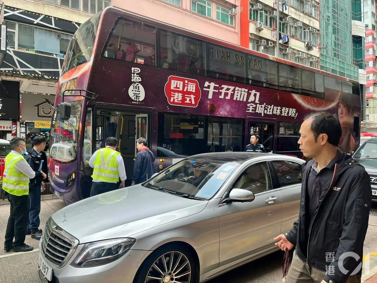 今天上午11点多，一名路人报警，表示一只猫跑进去一台公车下面！

司机已停车，由