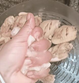 鸡翅也有假的？太可怕了，这样的鸡翅你敢吃吗？近日安徽某地，有位女子从网上买了一些