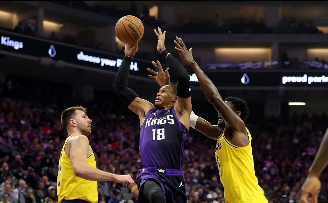 国王背靠背连斩火箭和湖人两大流量球队！这两支球队赛季初可都是争冠球队，而国王只是