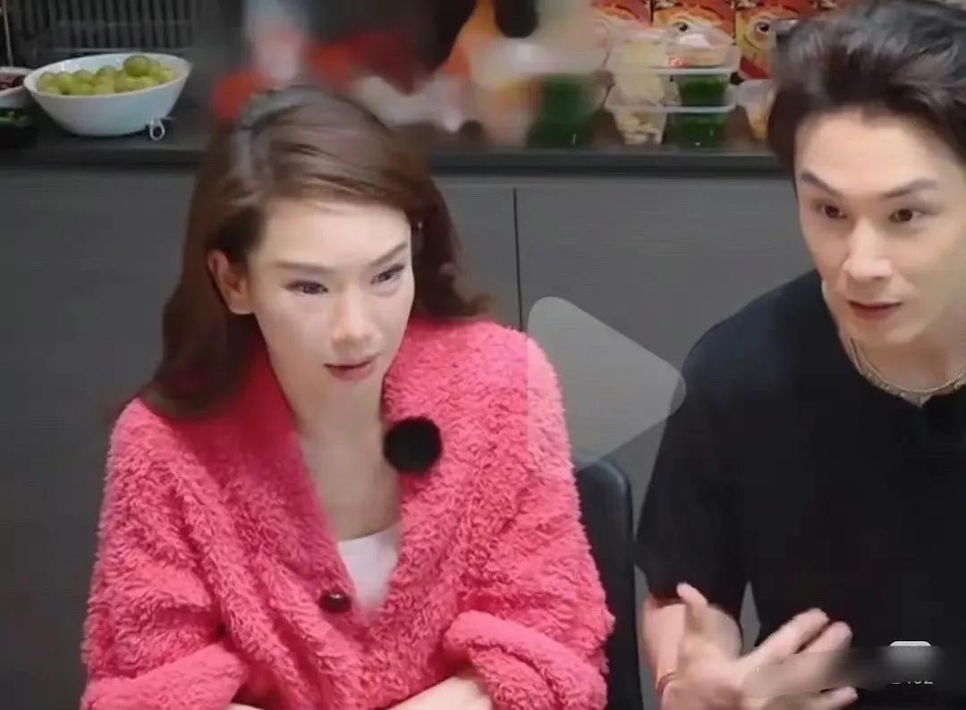 天呐，这是戚薇吗？怎么感觉她的脸怪怪的？

眼睛吊起来了，脸型也不自然，整个人都
