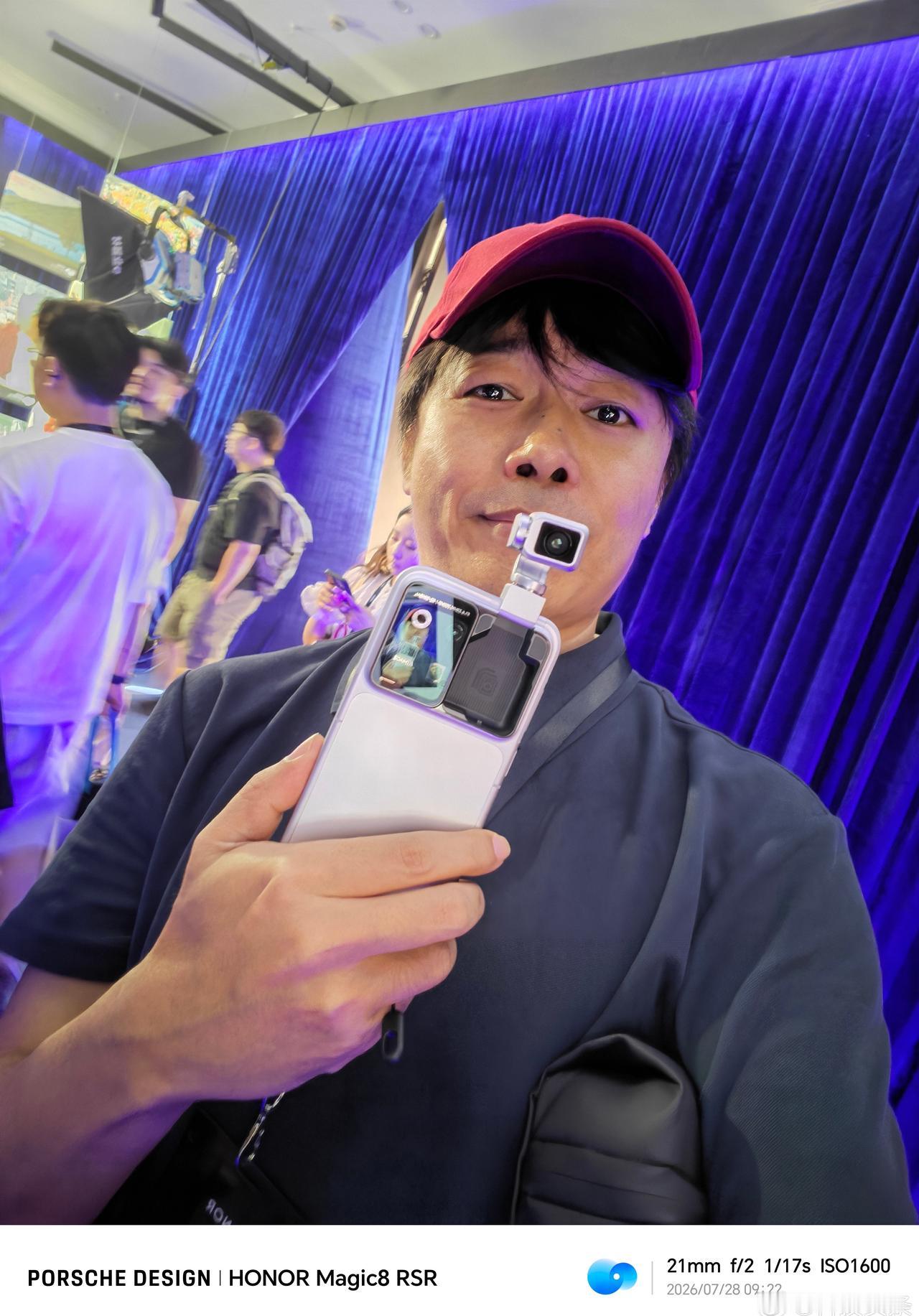 看完了大V们荣耀Robot Phone的评测，简单聊聊此前发布会摸完的感受。
