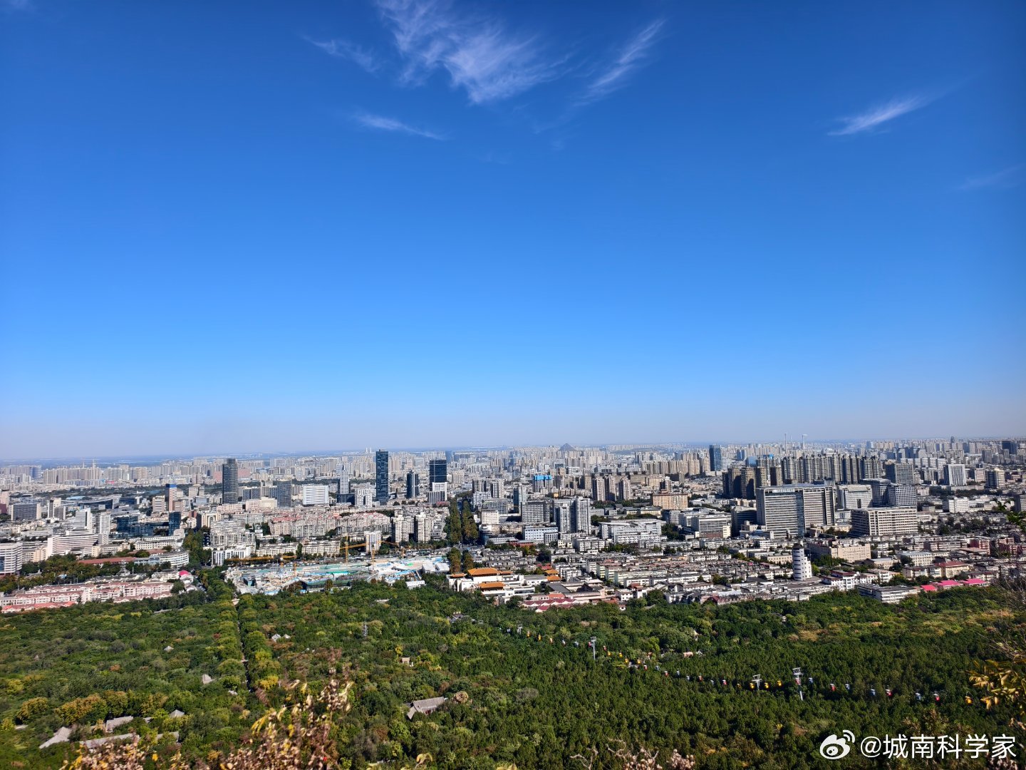 每座城市都有一座不高不低的山，南京紫金山，深圳莲花山，大连莲花山（好像也是这个名