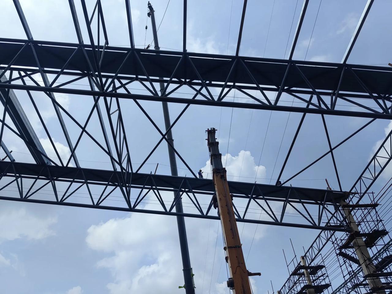 一块垫块的重量：从广东工地吊车倾翻事故看安全细节的分量
 
建筑工地上，一块不起