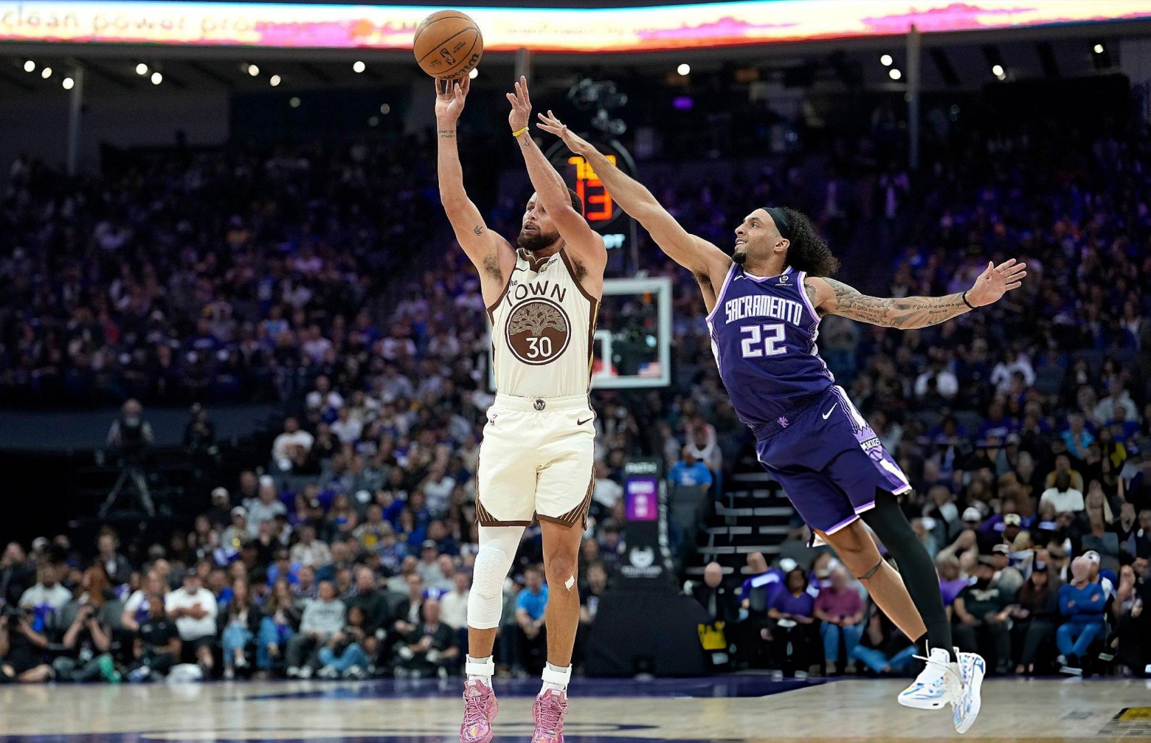 库里今日上脚韦德之道12 LUX “ROSÉ”亲友限定，对手国王队的德文卡特也上