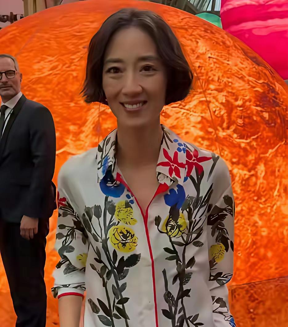 桂纶镁这个装扮显老10岁。以前那么好看，现在瘦的像麻杆，脸上失去了水分，整体有点