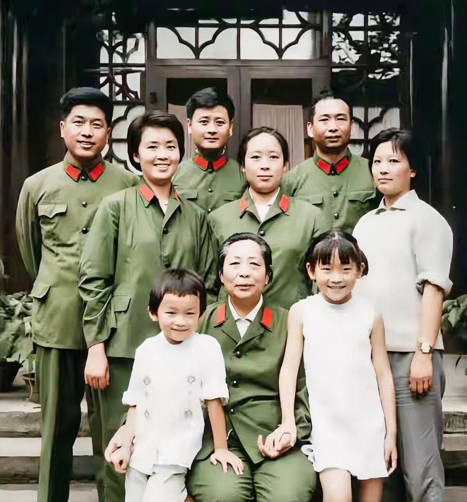 新中国第一位女大校，享年90岁，丈夫是元帅，儿子是中将。考考你，这是谁一家人？